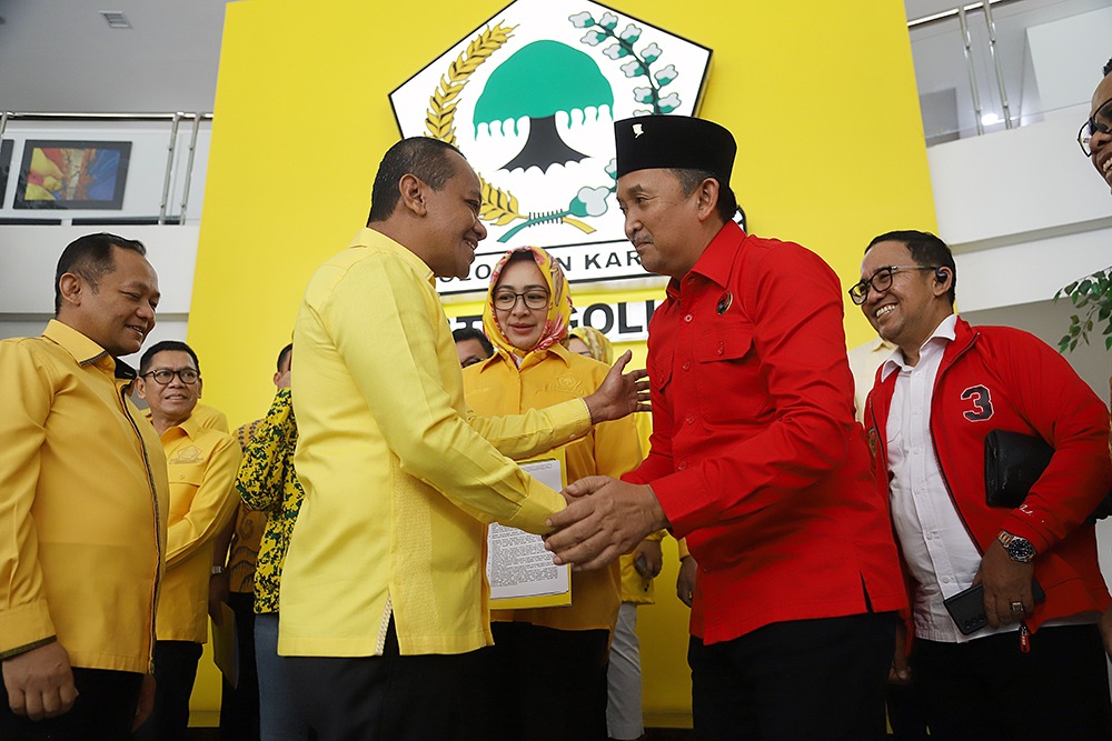 Bakal calon gubernur dan wakil gubernur Banten Airin Rachmi Diany dan Ade Sumardi menerima surat rekomendasi dari Ketum GolkarBahlil Lahadalia. (BeritaNasional/Elvis Sendouw)