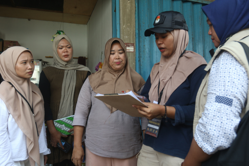 Sejumlah petugas dari Panitia Pemilih Kecamatan (PPK) Kepulauan Seribu sedang memverifikasi faktual disalah satu rumah warga di Kepulauan Kelapa, Kec Seribu Utara, Kepulauan Seribu, Senin (12/8/2024). (Berita Nasional.Com/Oke Atmaja)