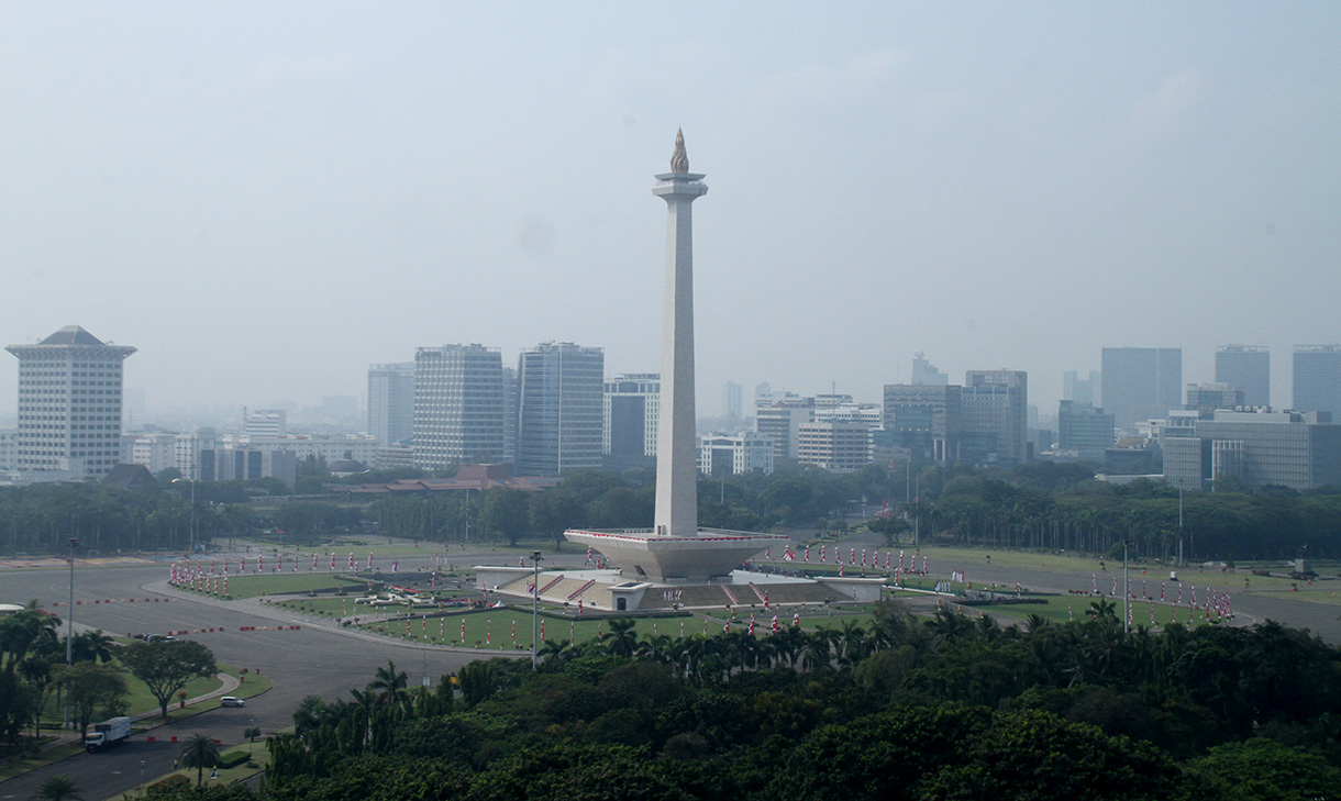 Suasana Monas yang tertutup polusi di Jakarta, Kamis(8/8/2024). (BeritaNasional.com/Oke Atmaja)