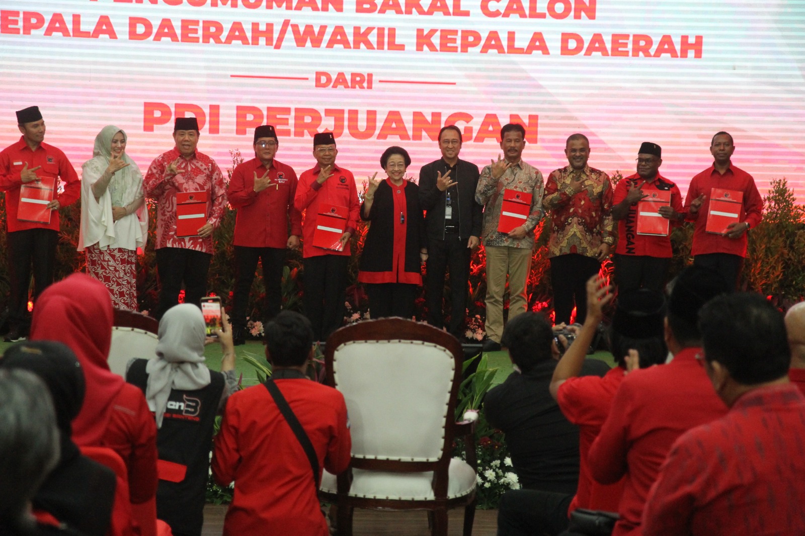 Ketum PDIP Megawati (tengah) saat mengumumkan bakal calon daerah di DPP PDIP, Jakarta. (BeritaNasional/Oke Atmaja)