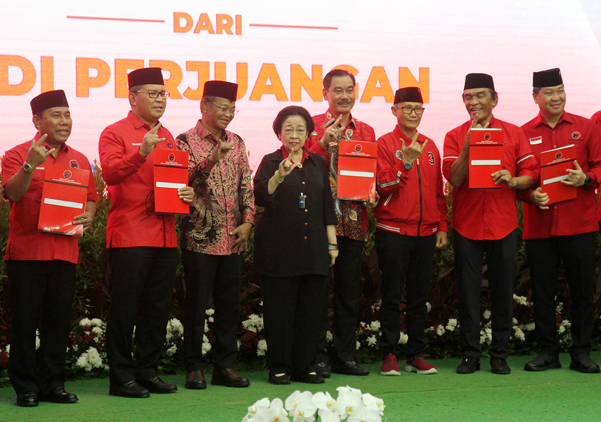 Ketua Umum PDI Perjuangan Megawati Soekarnoputri (keenam kiri) berfoto bersama usai memberikan surat rekomendasi partai kepada bakal calon kepala daerah/wakil kepala daerah dari PDI Perjuangan di Kantor DPP PDI Perjuangan, Menteng, Jakarta Pusat, Rabu (14/8/2024).  (BeritaNasional.com/ Oke Atmaja)