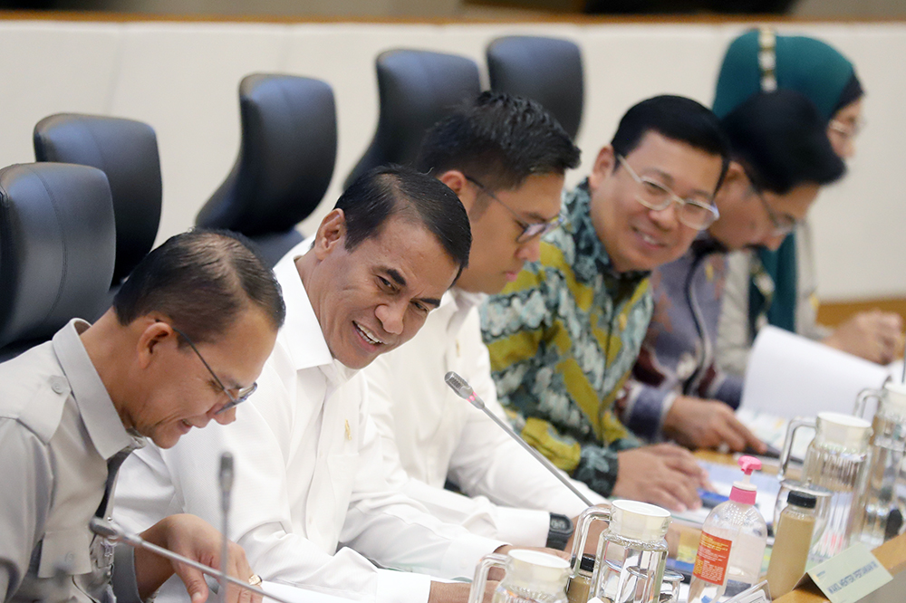 Mentan saat mengikuti rapat kerja bersama komisi IV bahas kinerja dan program makanan bergizi. (BeritaNasional/Elvis Sendouw)