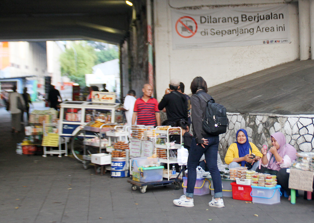 Pedagang berjualan di Terowongan Kendal Stasiun Sudirman, Jakarta, Jumat (2/8/2024).(BeritaNasional.com/Oke Atmaja)