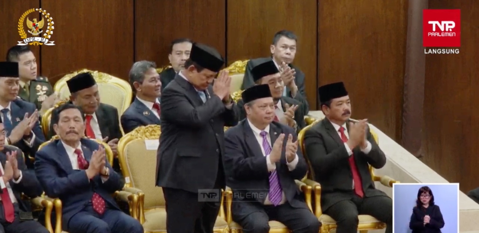 Momen Prabowo sampai Berdiri saat Jokowi Sampaikan Pidato Serahkan Estafet Kepemimpinan. (Foto/YouTube TV Parlemen).