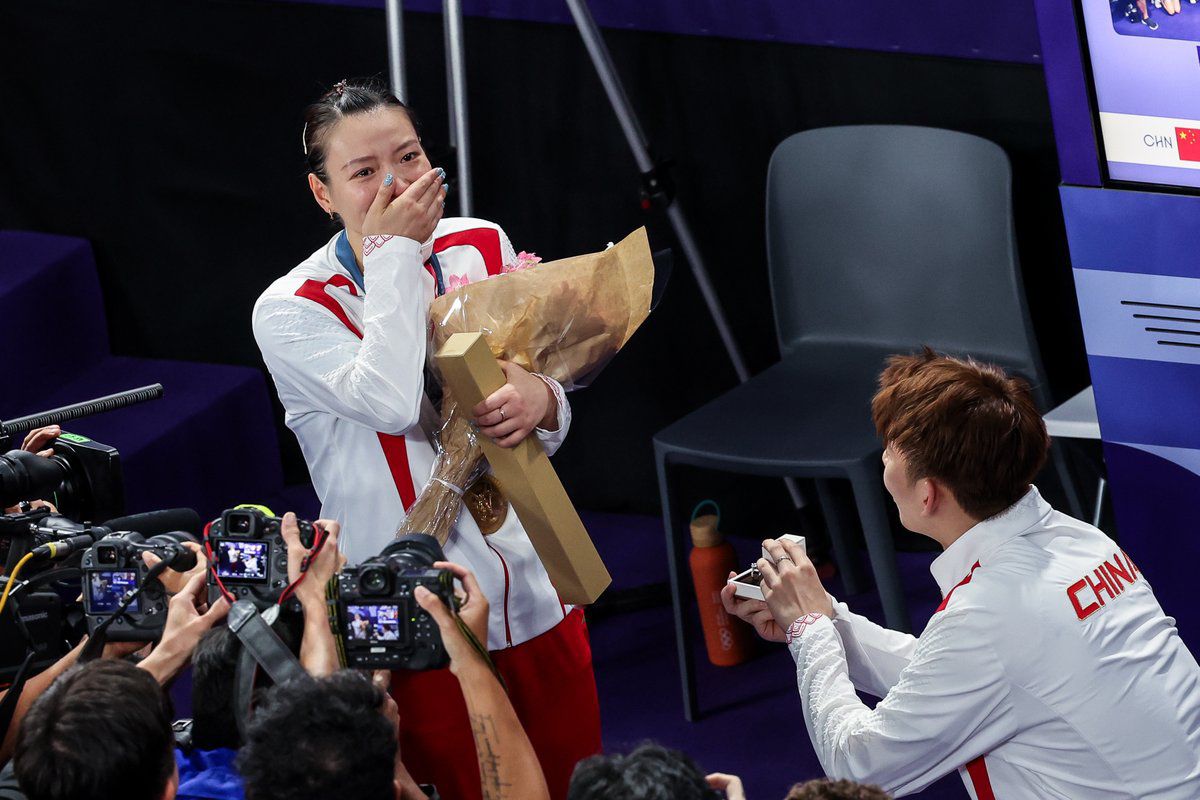 Momen Romantis Huang Yaqiong Dilamar Liu Yuchen Usai Raih Emas di Olimpiade Paris 2024. (Foto/BWF).