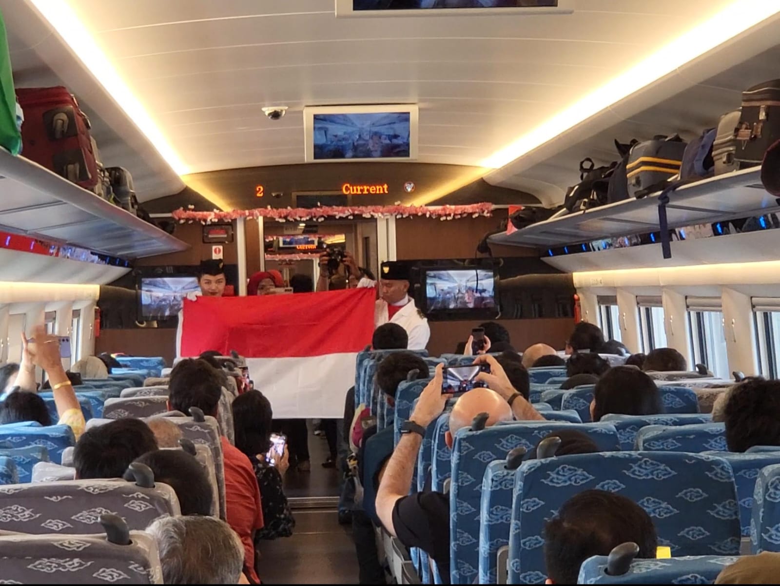 Momen Seru Penumpang Whoosh Upacara Bendera di dalam Kereta Cepat. (Foto/KCIC).