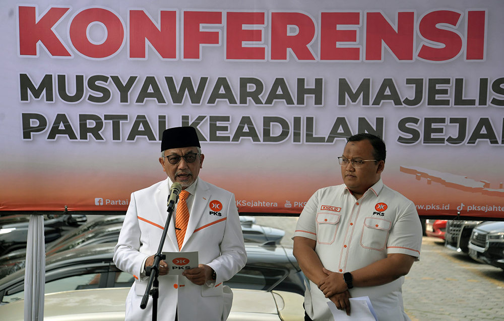 Presiden PKS Ahmad Syaikhu menyampaikan keterangan pers tentang musyawarah Majelis Syuro PKS di Kantor DPP PKS, Jakarta, Sabtu (10/8/2024). (BeritaNasional/Elvis Sendouw)