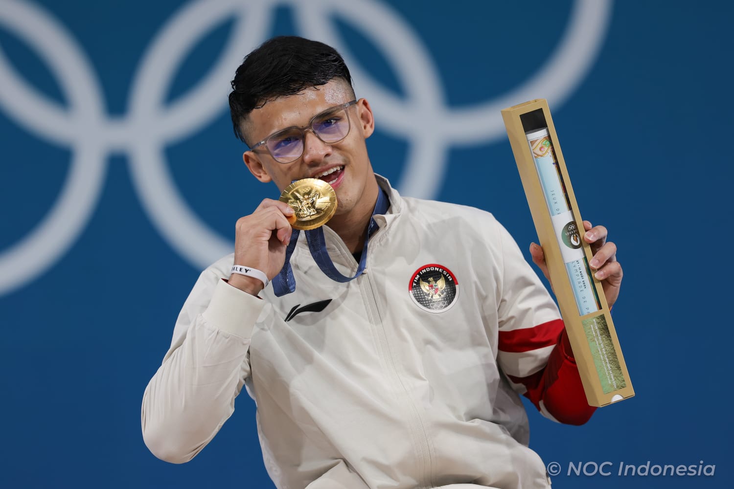 Lifter kebanggaan Indonesia, Rizki Juniansyah mempersembahkan medali emas kedua buat Tim Indonesia di Olimpiade Paris 2024. (Foto/NOC Indonesia).