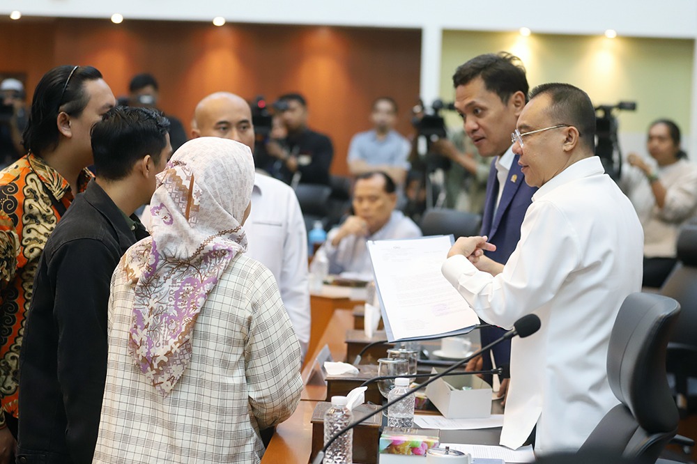 Keluarga Afif Maulana bersama LBH mendatangi Komisi III DPR RI, meminta Polri autopsi ulang jenazah Afif Maulana. (BeritaNasional/Elvis Sendouw)