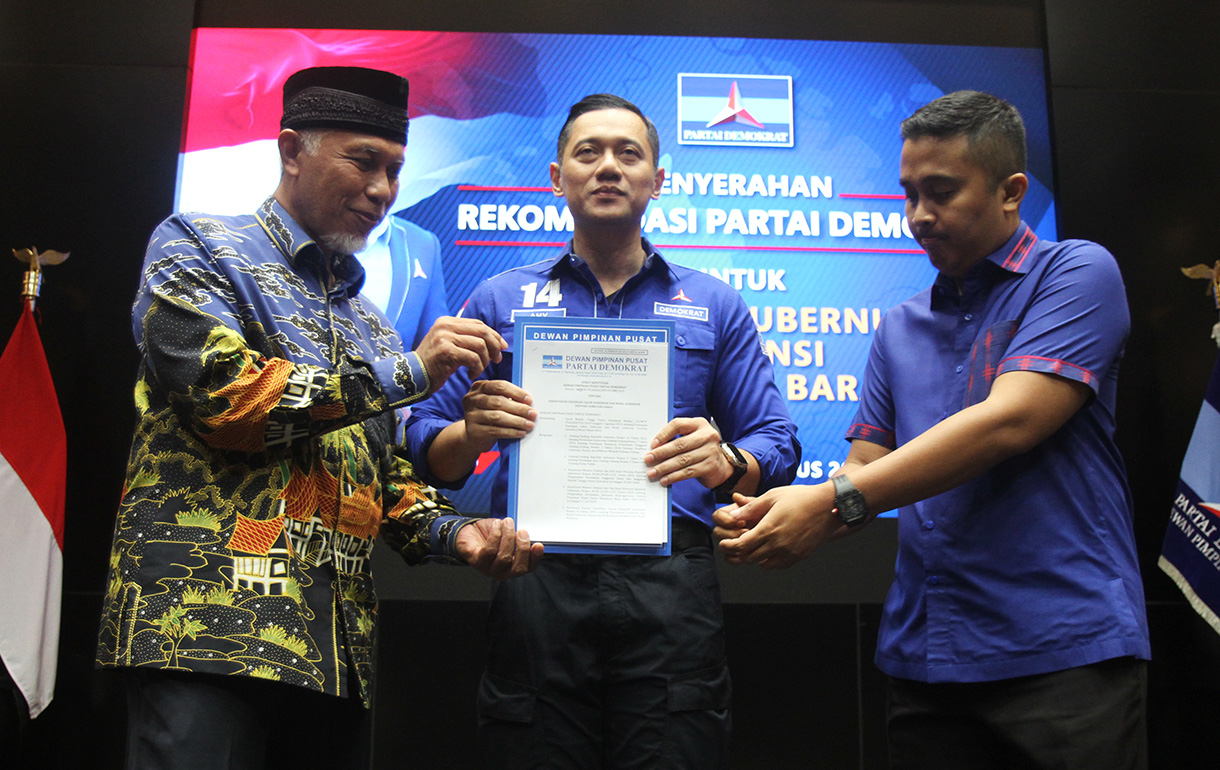 Ketua Umum Demokrat Agus Harimurti Yudhoyono saat menyerahkan surat rekomendasi kepada pasangan Mahyeldi-Vasco untuk maju pada Pilgub Sumbar 2024 di DPP Demokrat, Kamis (8/8). (BeritaNasional.com/Oke Atmaja)