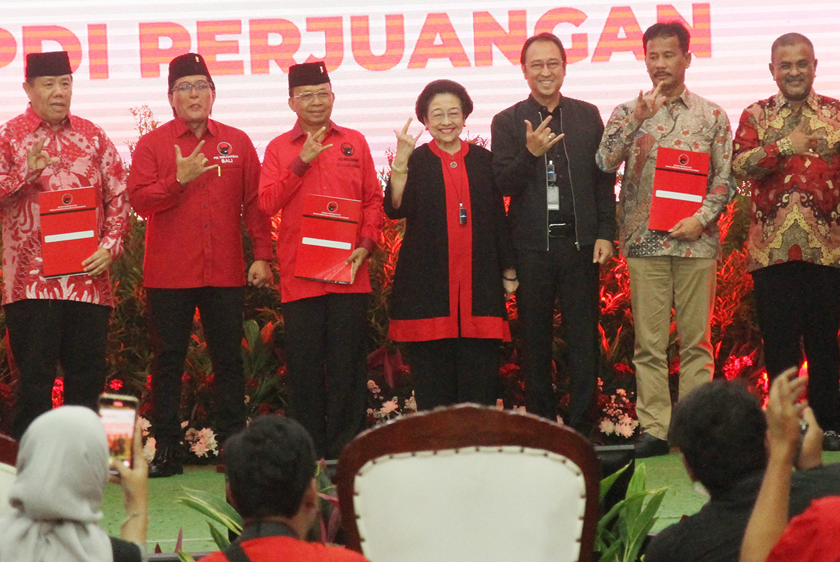 Ketua Umum PDI Perjuangan Megawati Soekarnoputri (keempat kanan) didampingi Ketua DPP Prananda Prabowo (ketiga kanan) berfoto bersama sejumlah bakal calon gubernur dan wakil gubernur yang akan diusung dalam Pilkada 2024 di Jakarta, Kamis (22/8/2024). (BeritaNasional.com/ Oke Atmaja)