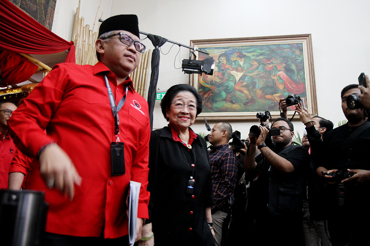 Sekjen PDIP Hasto Kristiyanto (kiri) bersama Ketum Megawati Soekarnoputri saat penyerahan surat rekomendasi pada Pilkada 2024. (BeritaNasional/Oke Atmaja)