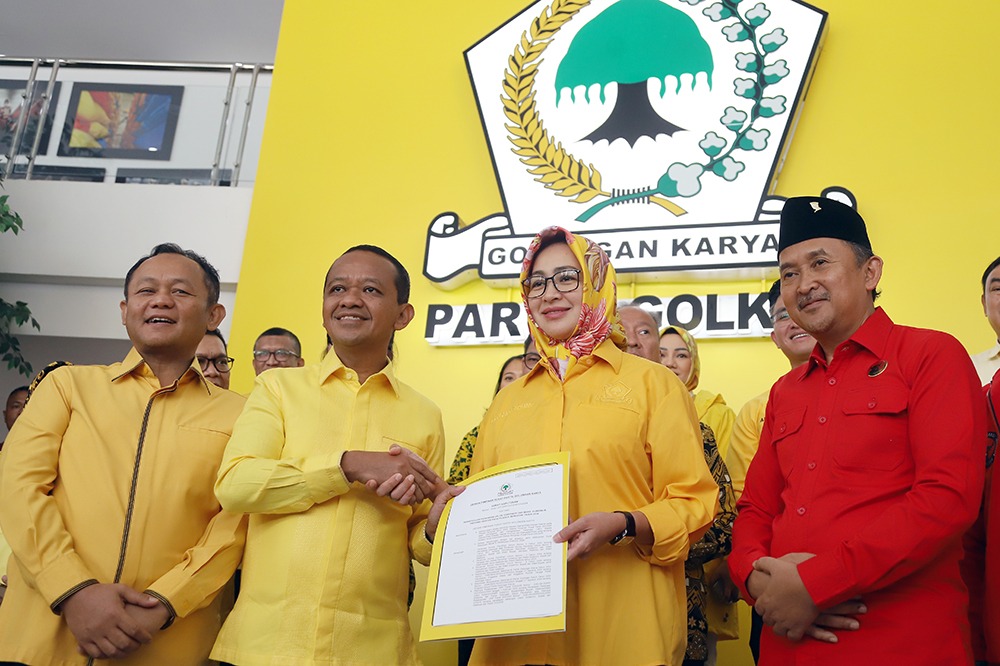 Bacagub Banten Airin Rachmi Diany (tengah) saat diberi surat rekomentasi oleh Partai Golkar di DPP Golkar. (BeritaNasional/Elvis Sendouw)