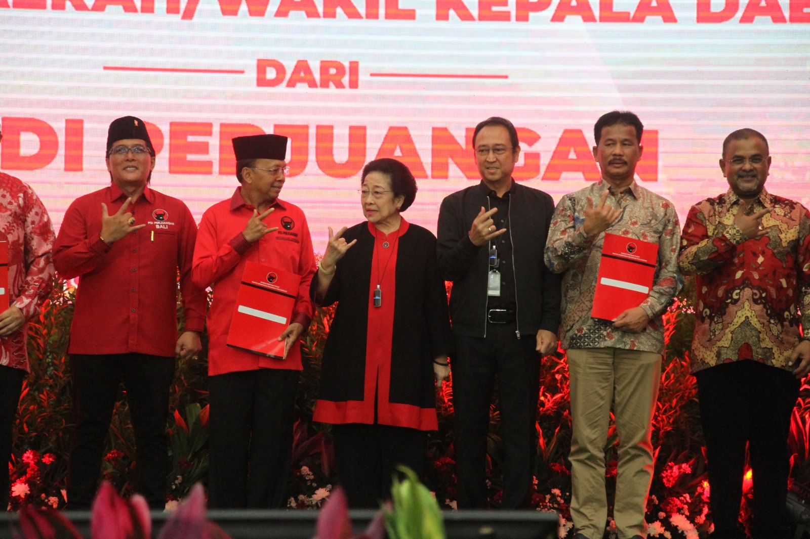 Ketum PDIP Megawati Soekarnoputri saat menyerahkan rekomendasi kepada caclon kepala daerah di DPP PDIP.  (BeritaNasional/Oke Atmaja)