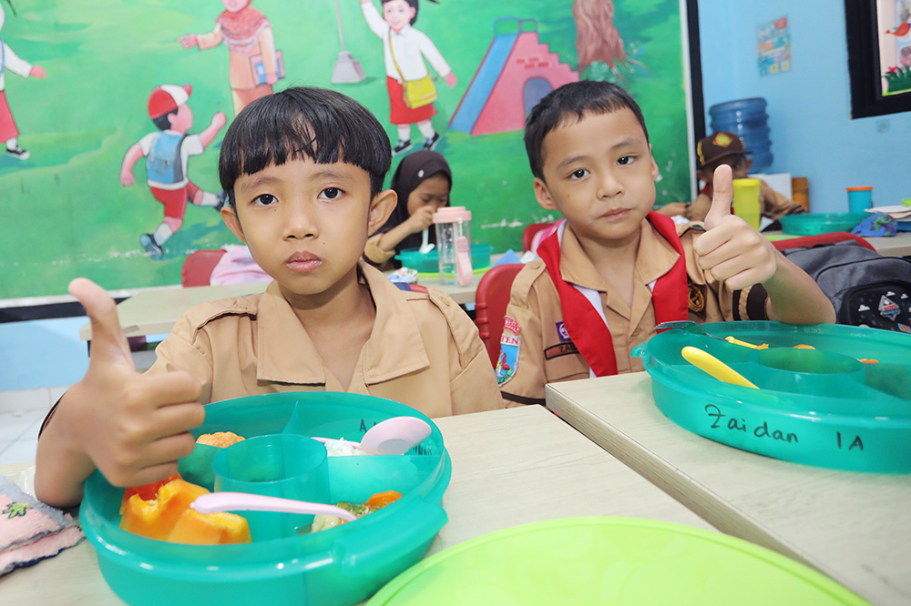 Anak Sekolah Dasar 5 Sukasari, Kota Tangerang, Banten, saat uji coba makan bergizi gratis. (BeritaNasional/Elvis sendouw)