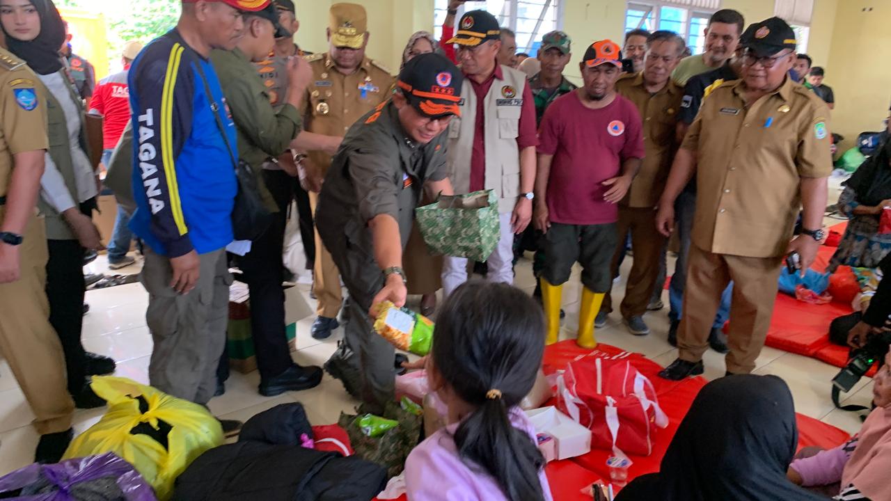 Menko PMK bersama Kepala BNPB saat menjenguk korban banjir bandang Ternate. (Foto/BNPB).