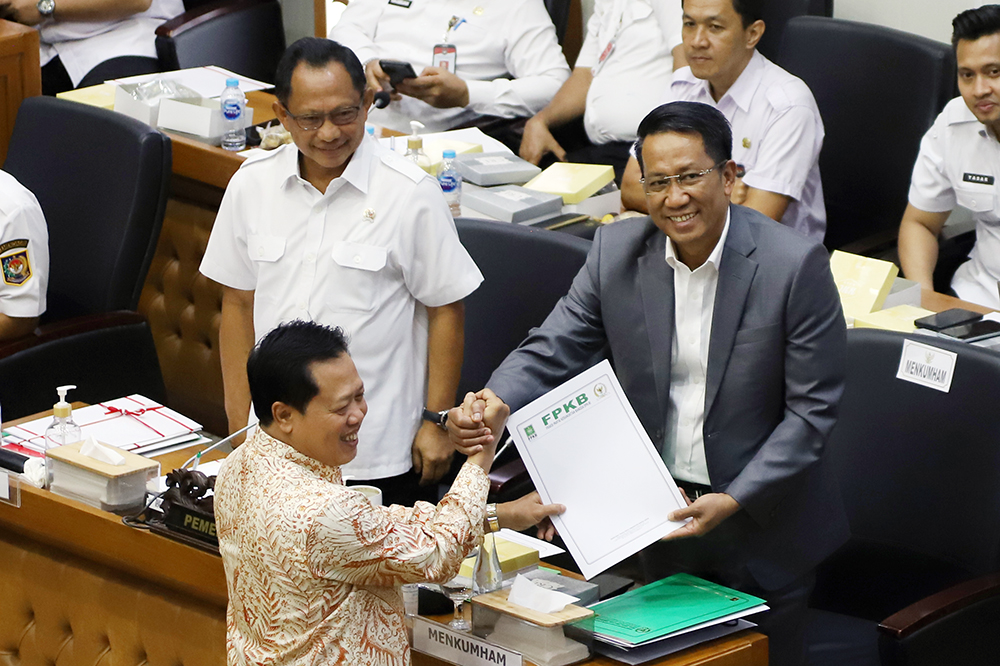 Sejumlah anggota Baleg menandatangani naskah perubahan RUU Pilkada. (BeritaNasional/Elvis Sendouw)