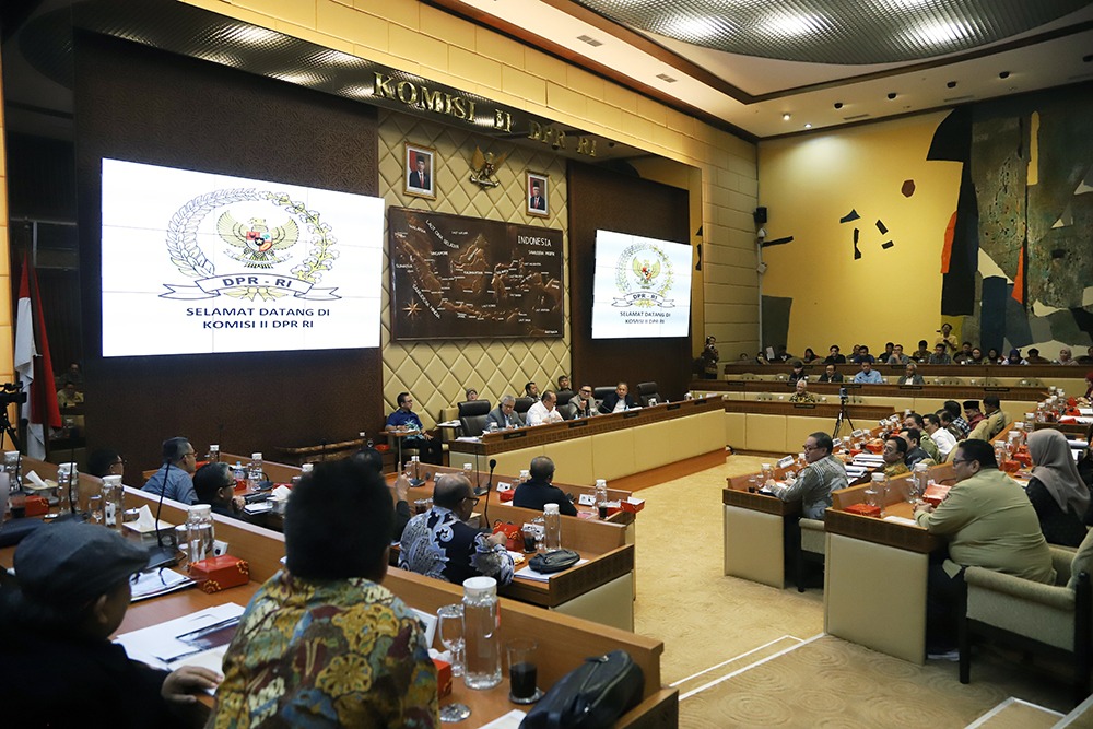 Rapat Dengar Pendapat Komisi II bersama Kemendagri, KPU, Bawaslu dan DKPP membahas PKPU Pilkada 2024. BeritaNasional/Elvis Sendouw)