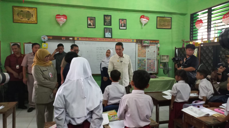 Uji coba makan bergizi gratis berlangsung di SDN Cideng 07, Gambir, Jakarta Pusat. (BeritaNasional/Lydia)