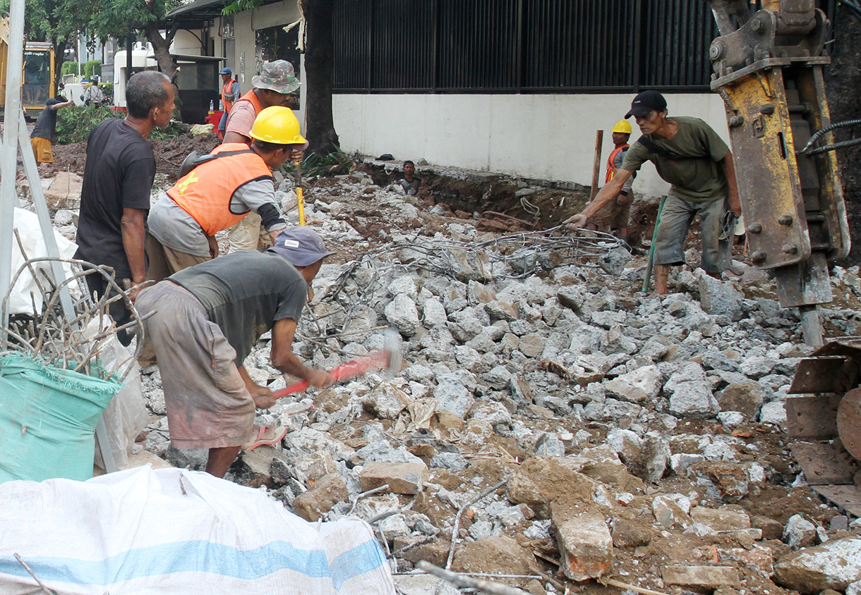 Sejumlah pekerja menyelesaikan revitalisasi trotoar di Jalan Rasuna Said, Jakarta, Rabu (21/8/2024).  (BeritaNasional.com/ Oke Atmaja)