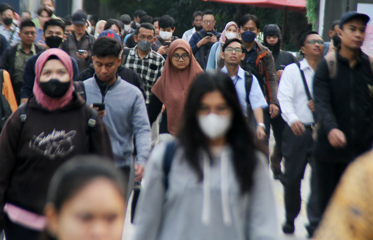 Pekerja berjalan saat jam berangkat kerja di kawasan Jalan Jenderal Sudirman, Jakarta, Rabu (7/8/2024). (BeritaNasional/Oke Atmaja)