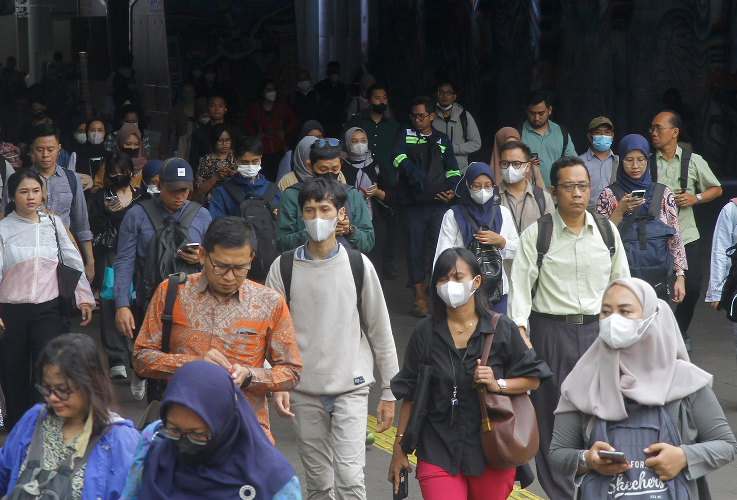 Sejumlah pekerja berjalan di kawasan Jalan Jenderal Sudirman. (BeritaNasional/Oke Atamaja)