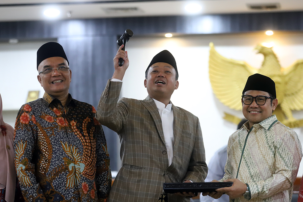 Wakil Ketua DPR sekaligus Ketua Timwas Haji DPR Abdul Muhaimin Iskandar menyerahkan palu Pimpinan kepada Ketua Pansus Angket Pengawasan Haji DPR (terpilih) Nusron Wahid. (BeritaNasional/Elvis Sendouw)