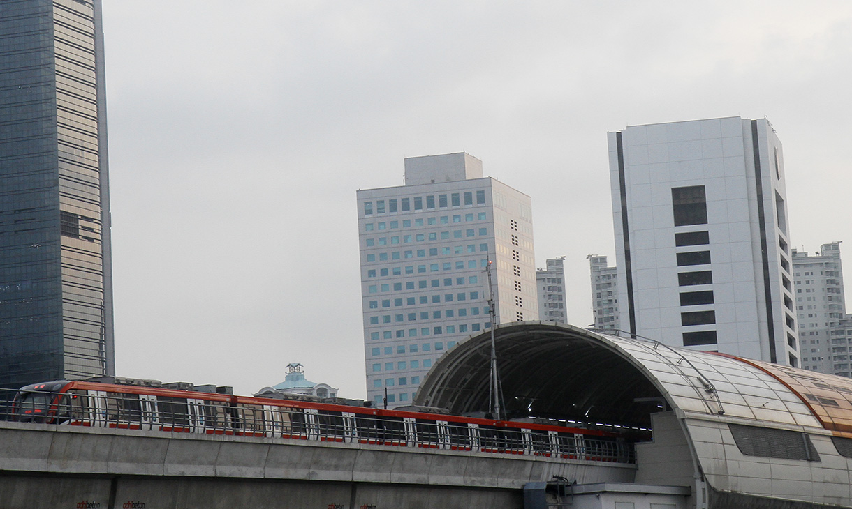 Rangkaian LRT Jabodebek melintas di Stasiun Dukuh Atas, Jakarta, Kamis (22/8/2024).(BeritaNasional.com/ Oke Atmaja)