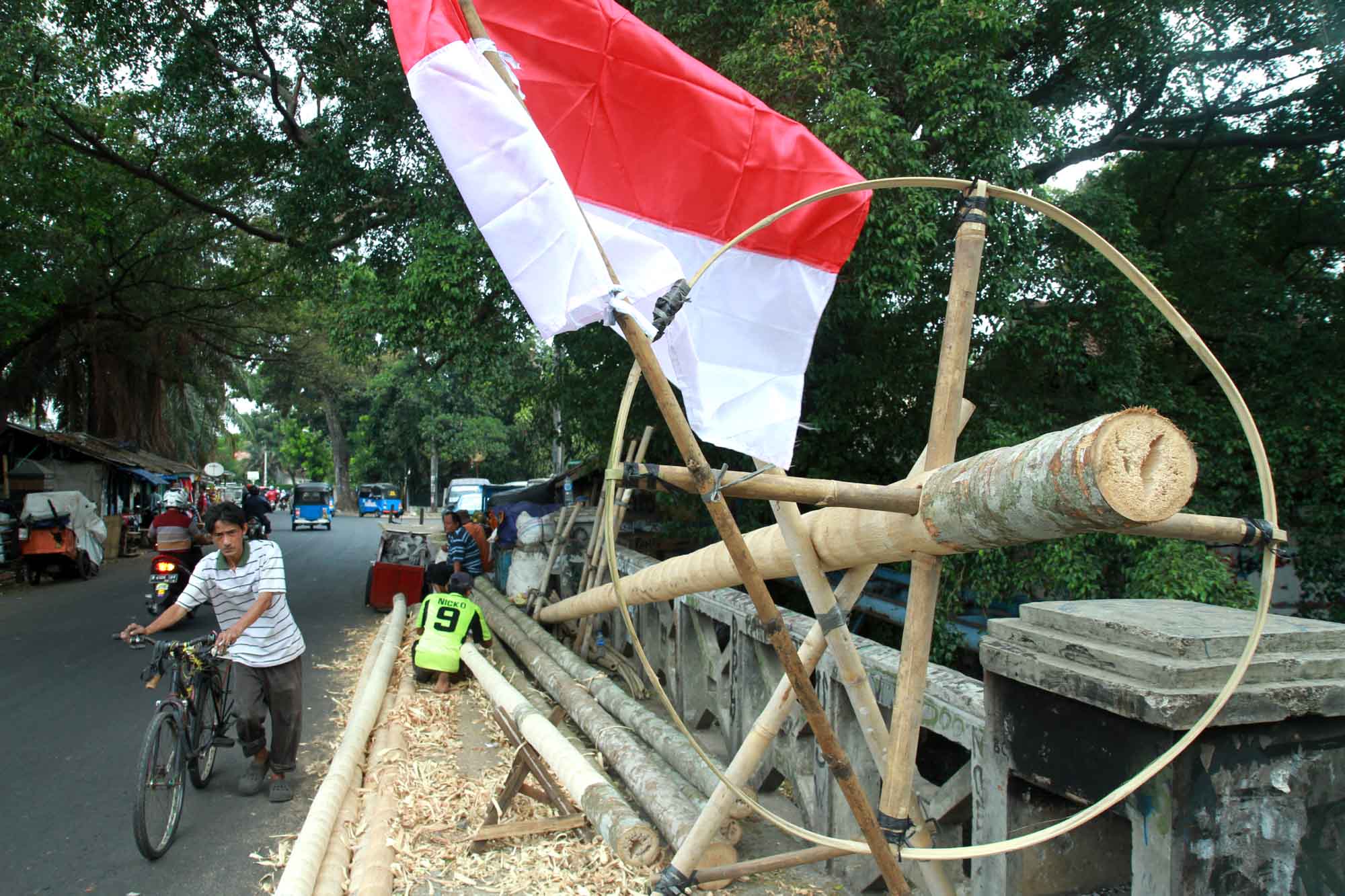 Pekerja mengupas kulit batang pohon pohon pinang di kawasan Manggarai, Jakarta, Sabtu(3/8/2024). (BeritaNasional.com/Oke Atmaja)