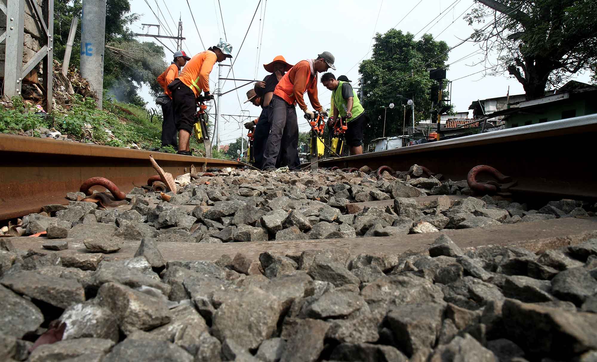 Petugas melakukan pemadataan bantalan rel kereta api di jalur relasi Tanah Abang-Manggarai, Jakarta, Sabtu (24/8/2024).(BeritaNasional.com/ Oke Atmaja)