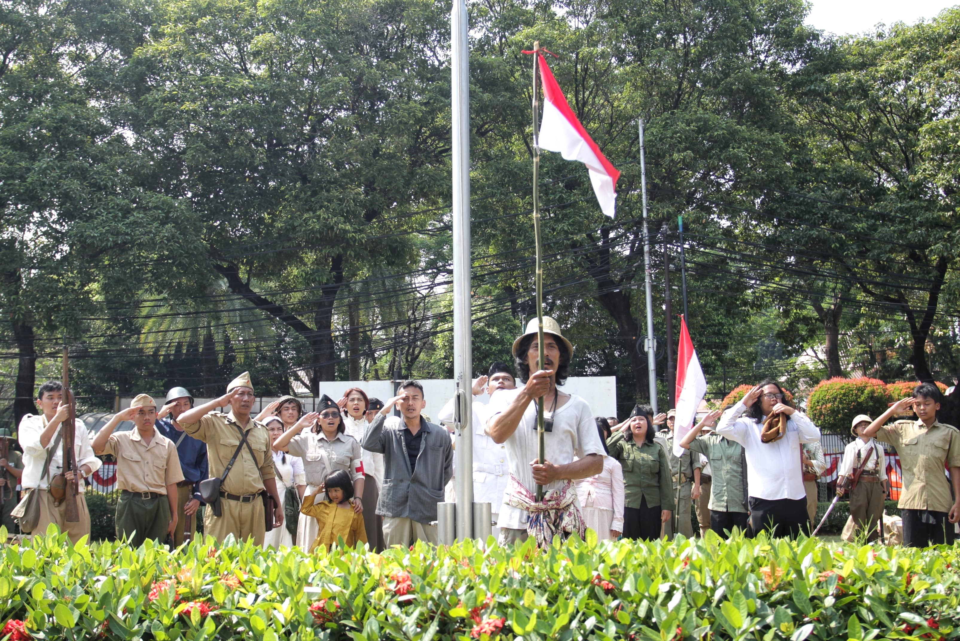 Seniman dari kelompok Reenactor Bangor melakukan gladi untuk pertujukan sosio drama dengan lakon "Pusaka Indonesia". (BeritaNasional/Elvis Sendouw)