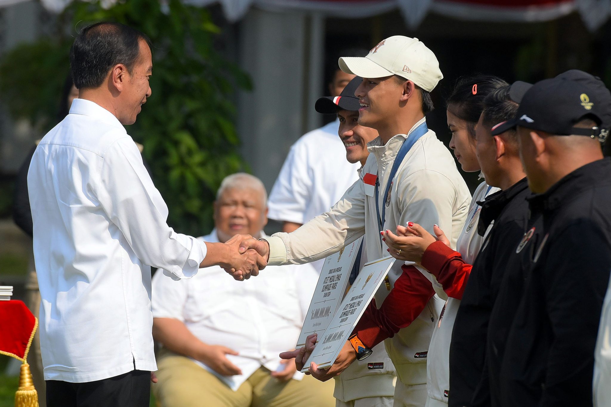 Presiden Jokowi memberikan bonus ke atlet yang mendapatkan medali di Olimpiade Paris 2024. (Foto/BPMI).