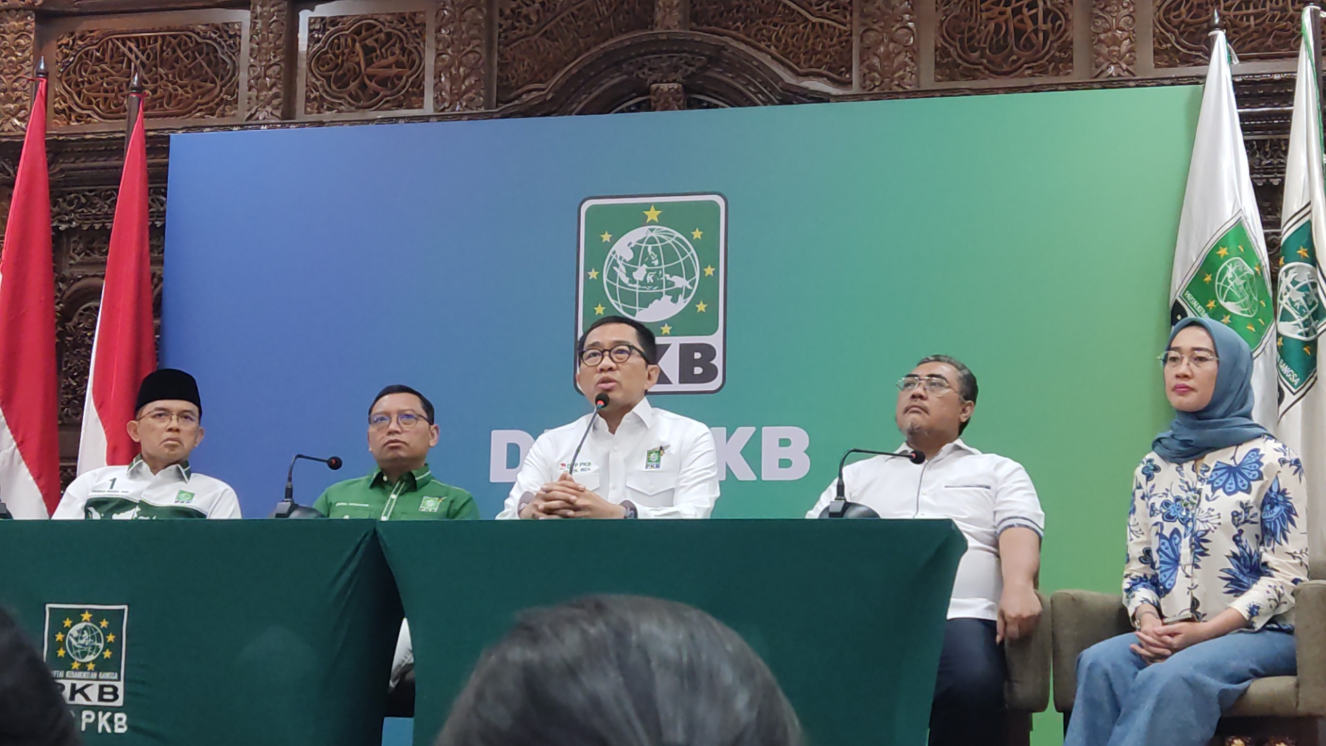 Ketua DPP PKB Faisol Riza (tengah) saat konferensi pers di kantor DPP PKB, Jakarta, Jumat (9/8/2024). (BeritaNasional/Ahda)