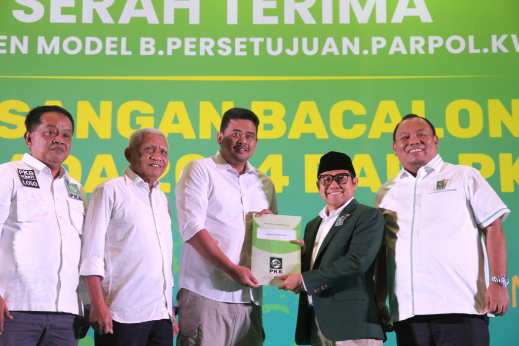 Ketua Umum PKB Muhaimin Iskandar memberikan surat rekomendasi B.1 KWK kepada Walikota Medan Bobby Nasution dan Bupati Asahan Surya  untuk  Maju sebagai Cagub dan Cawagub Sumut Pilkada 2024, di Jakarta, Minggu (18/8/2024).  (BeritaNasional.com/Okeatmaja)