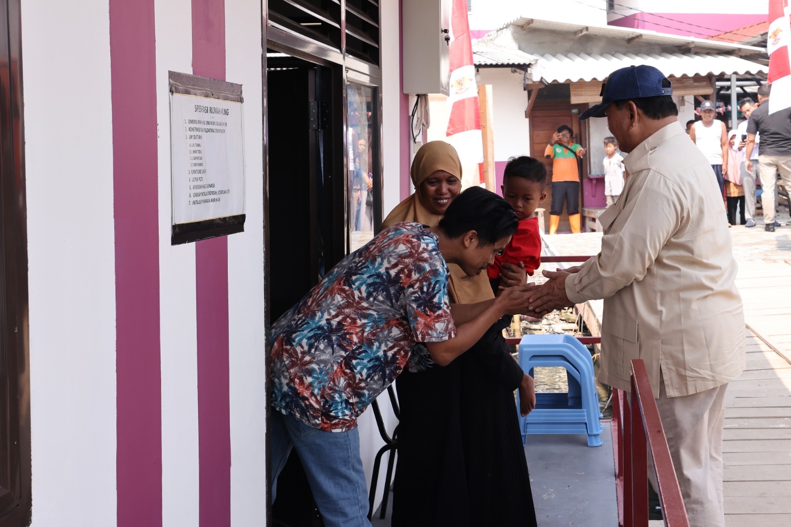 Presiden terpilih Prabowo Subianto  mengecek para warga yang tinggal di rumah apung Muara Angke,