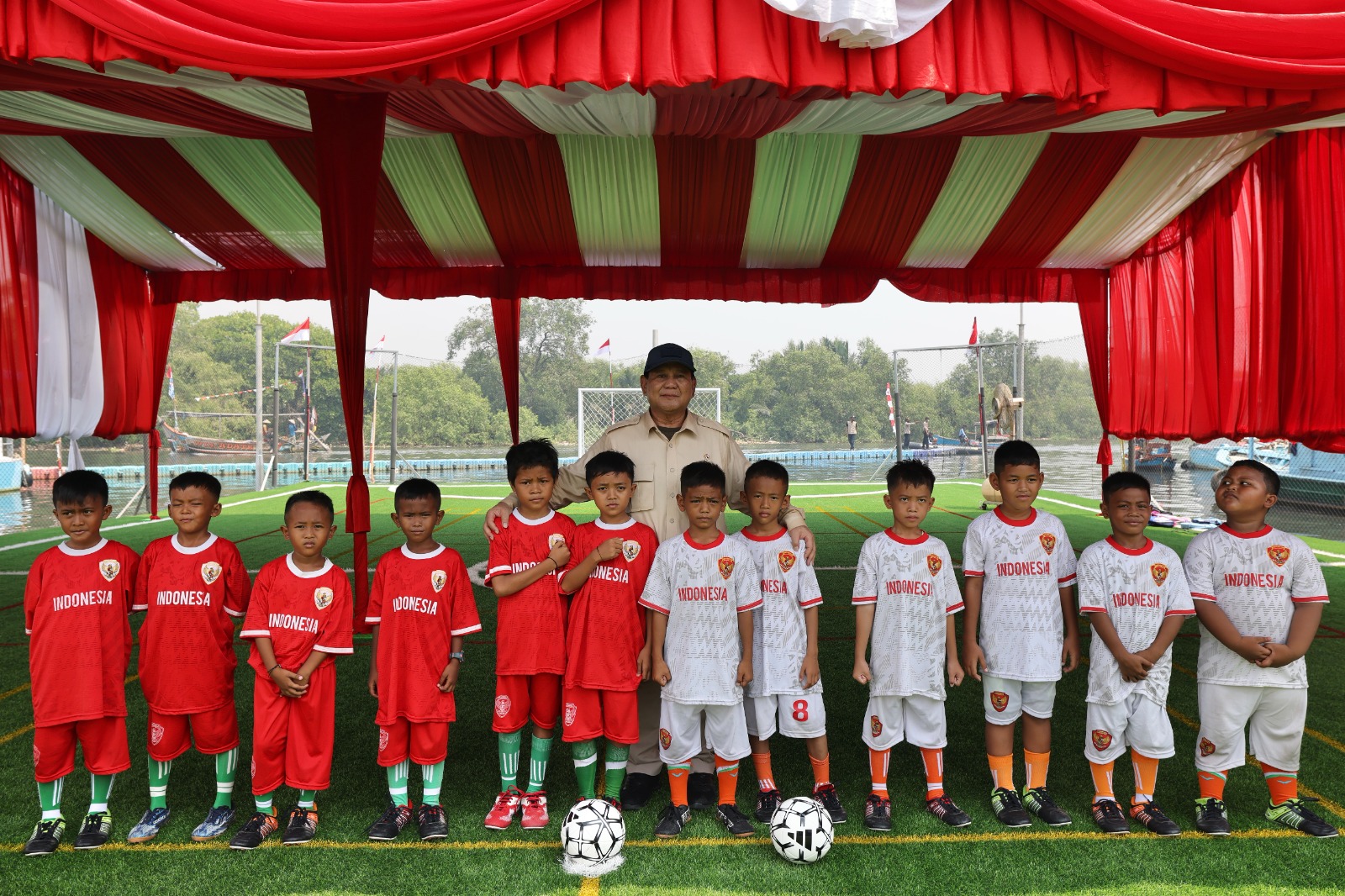 Menhan sekaligus Presiden Terpilih Prabowo Subianto saat bermain bola bersama anak-anak di Muara Angke. (Foto/Tim Prabowo)