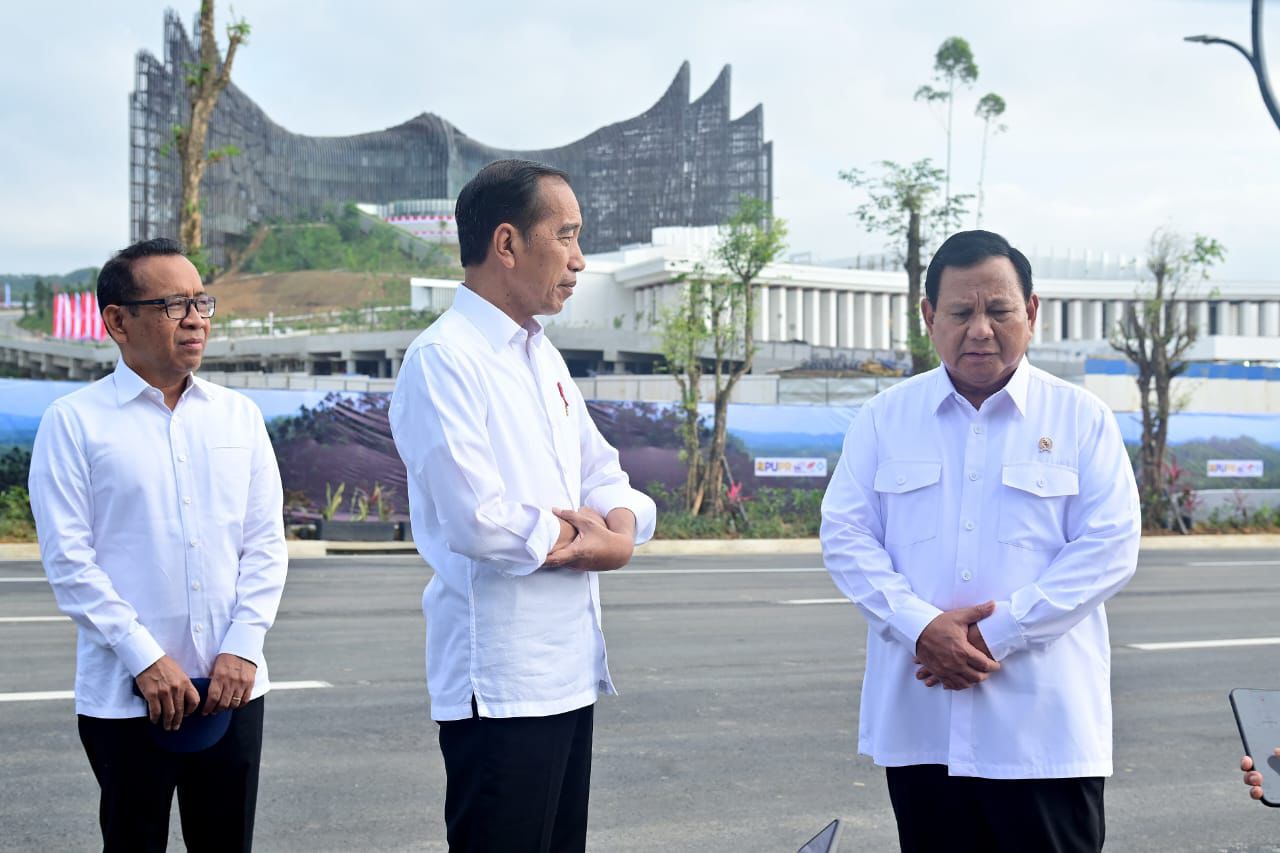 Presiden terpilih Prabowo Subianto (kanan) dan Presiden Jokowi saat di IKN. (Foto/Tim Prabowo).