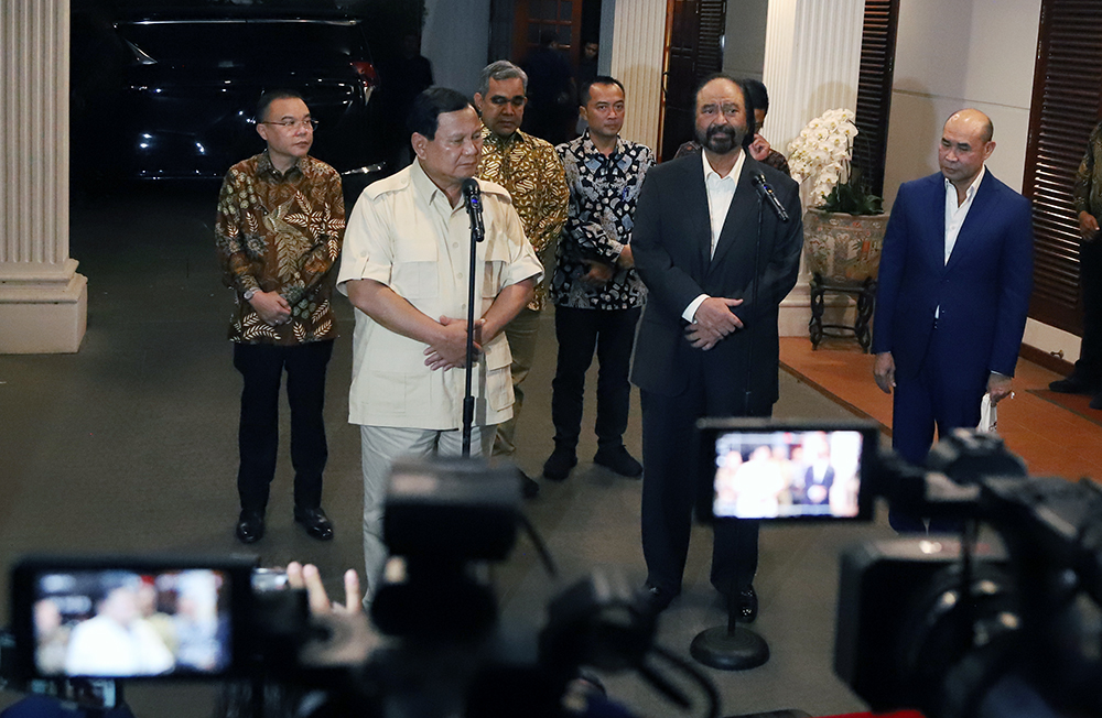 Ketum Gerindra dan juga Pesiden terpiih Prabowo Subianto bersama Ketum Nasdem Surya Paloh memberikan keterangan kepada wartawan usai melakukan pertemuan. (BeritaNasional/Elvis Sendouw)