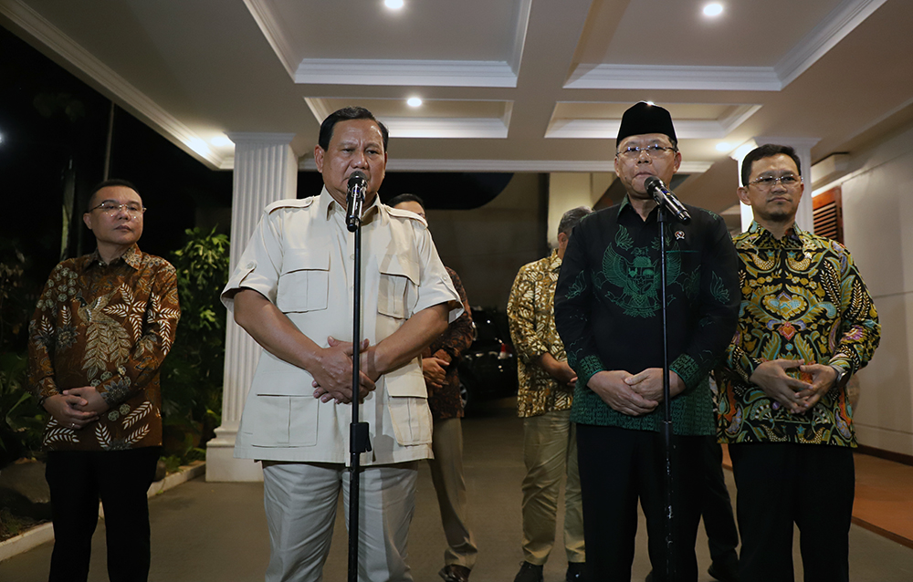 Ketum Gerindra yang juga Presiden terpilih Prabowo Subianto bersama Ketum PPP Mardiono memberikan penjelasa usai pertemuan tertutup di kediaman Prabowo. (BeritaNasional/Elvis Sendouw)