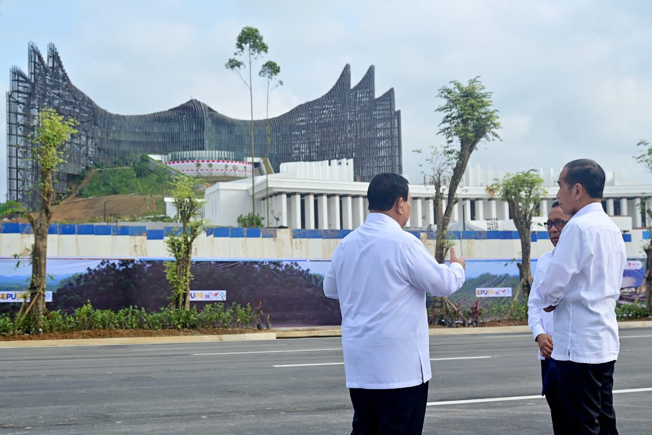 Prabowo Subianto saat berbincang dengan Presiden Jokowi di IKN. (Foto/Tim Prabowo).