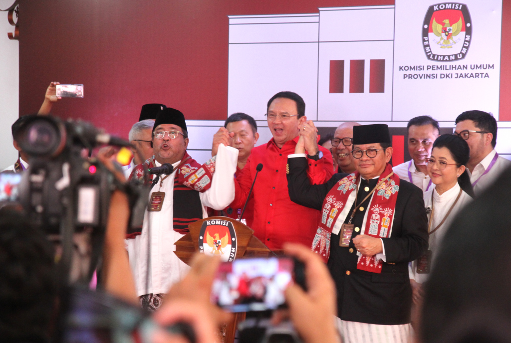 Pasangan bakal calon Gubernur dan Wakil Gubernur DKI Jakarta Pramono Anung (keempat kanan) dan Rano Karno (ketiga kiri) berfoto bersama politisi PDIP Basuki Tjahaja Purnama (tengah) berfoto bersama usai mendaftar sebagai peserta Pilgub DKI Jakarta 2024 di Kantor KPU DKI Jakarta, Rabu (28/8/2024).  (Beritanasional.com/Okeatmaja)