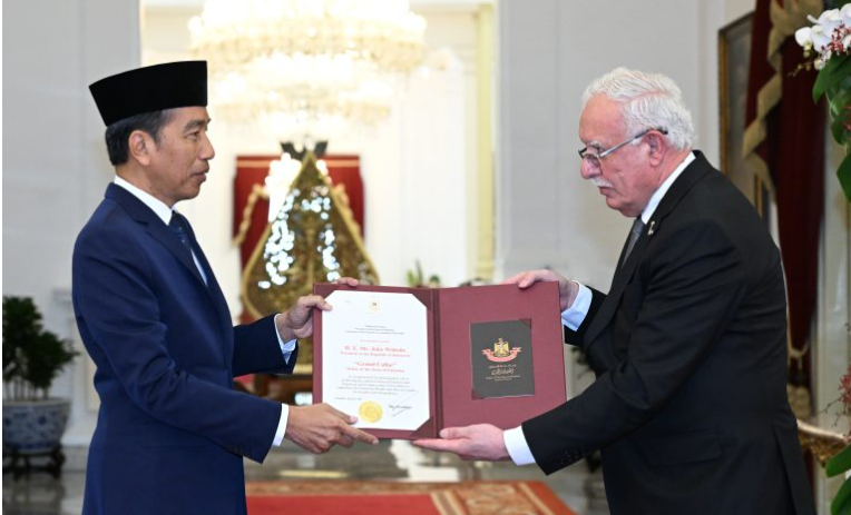 Presiden Jokowi menerima penghargaan tertinggi dari Pemerintah Palestina di Istana Merdeka. (BeritaNasional/BPMI Setpres/Rusman)