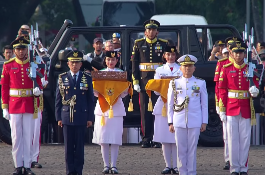 Prosesi kirab duplikat bendera Merah Putih dan teks proklamasi di Monas. (Foto/Tangkapan Layar)