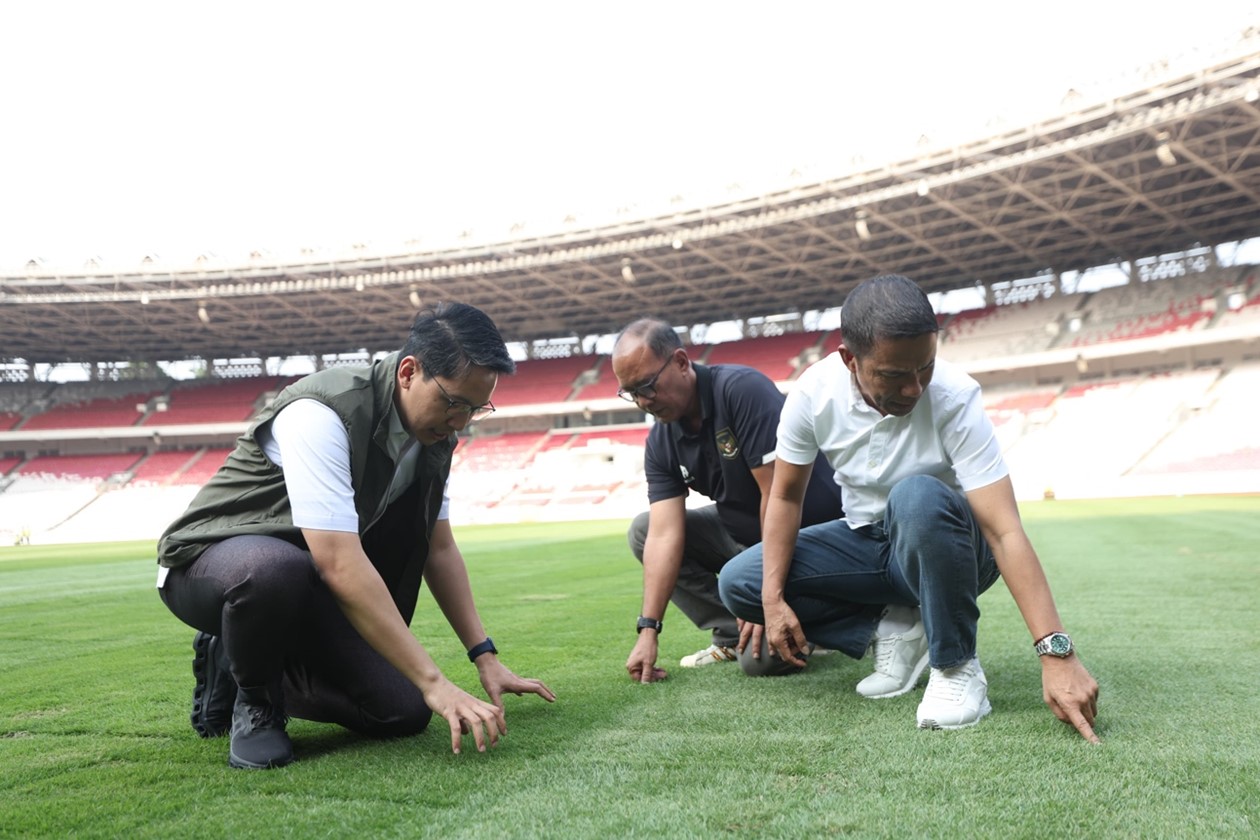 Sekjen PSSI meninjau rumput di GBK. (Foto/PSSI).