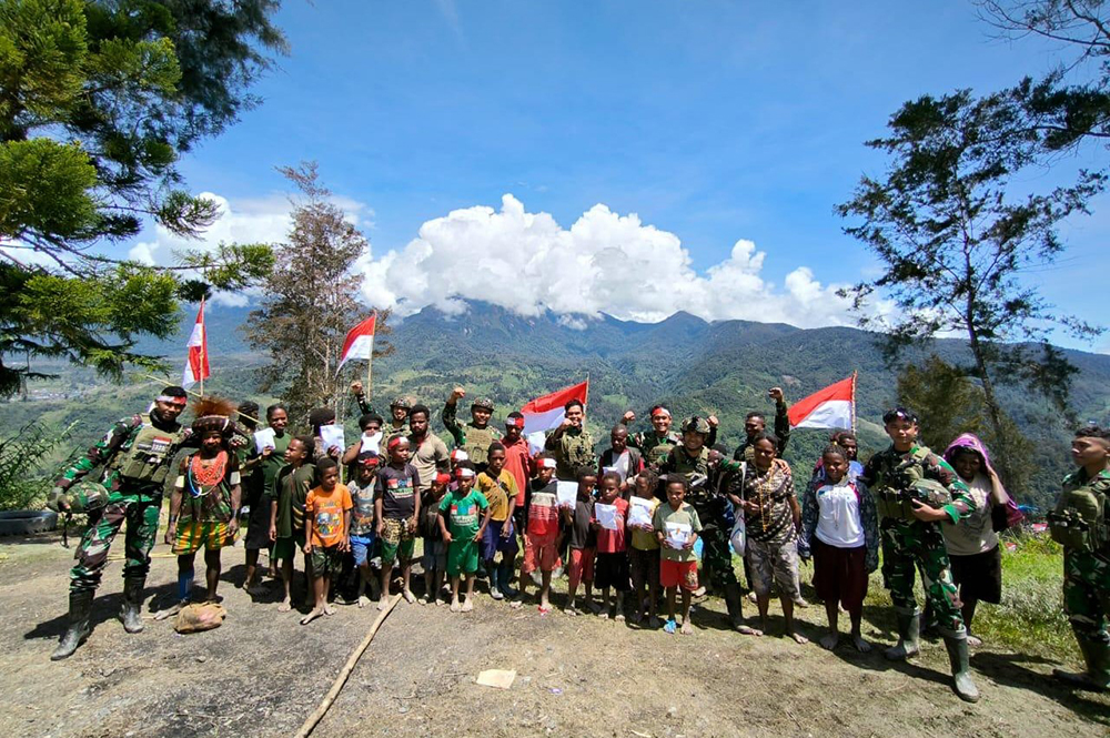 Peringati HUT RI KE-79, personel Titik Kuat Pintu Jawa Satgas Pamtas Mobile RI-PNG Yonif 323/Buaya Putih menyelenggarakan lomba 17 Agustus bersama masyarakat pedalaman Papua. (BeritaNasional/HO/Elvis Sendouw)