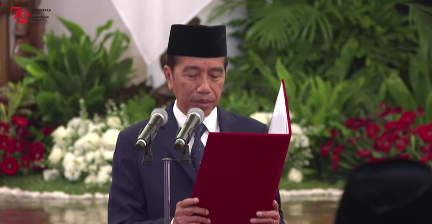 Momen Jokowi melantik Bahlil Lahadalia, Rosan Roeslani, dan Supratman Andi Atgas. (BeritaNasional/Tangkapan Layar)