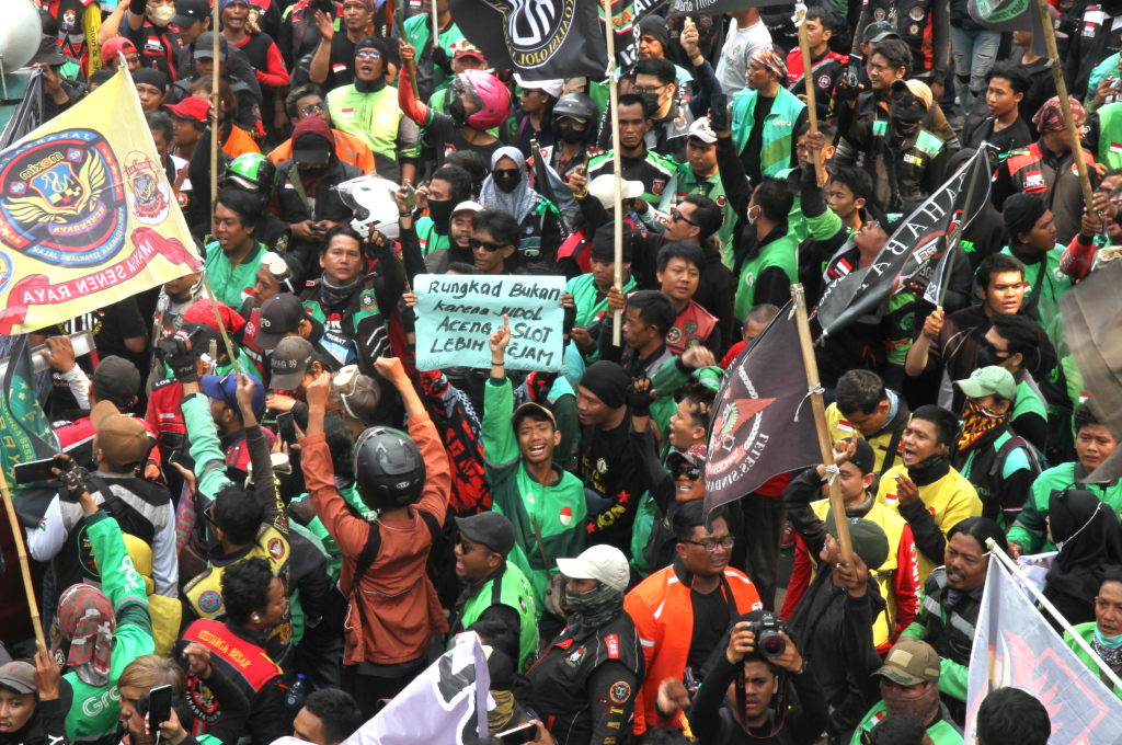 Ribuan pengemudi ojek online (Ojol) dan Kurir Online melakukan aksi di Kawasan Patung Kuda, Jalan Medan Merdeka Barat, Jakarta Pusat, Kamis (29/8/2024).(Berita Nasional.com/Oke Atmaja)