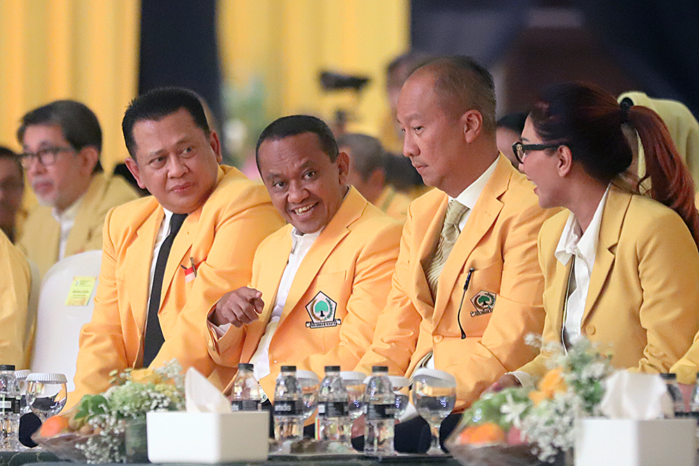 Bahlil Lahadalia (dua dari kiri) bersama Bambang Soesatyo dan Agus Gumiwang dalam Rapimnas dan Munas Golkar di JCC, Senayan, Jakarta. (BeritaNasional/Elvis Sendouw)