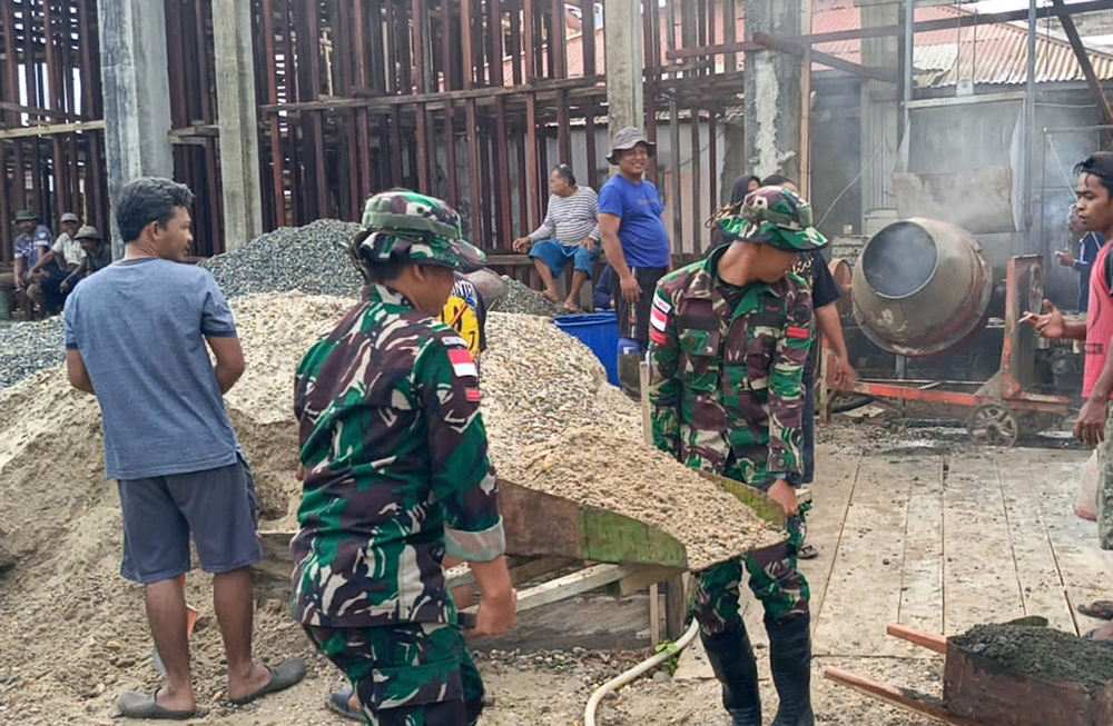 Satgas Yonif 642/Kps bantu membangun Masjid  Al-Muhajirin Stengkool III kampung Vascodameen, Distrik Meyado Kabupaten Teluk Bintuni, Provinsi Papua Barat. (BeritaNasional/HO/Elvis Sendouw)