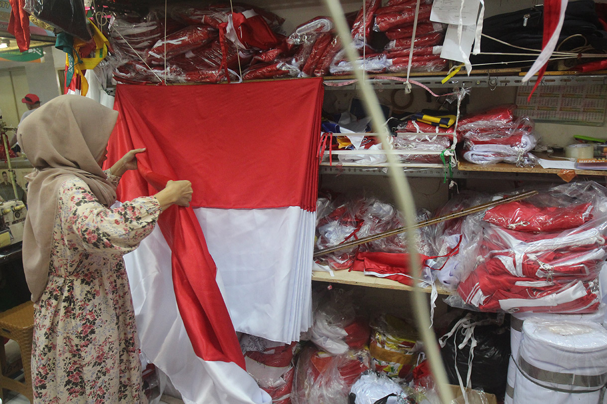 Proses pembuatan bendera Merah Putih. Pemprov membagikan bendera itu untuk warga yang mengurus adminduk di Jakarta. (BeritaNasional/Oke Atmaja)